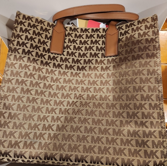 Michael Kors women's tote - Picture 3 of 7